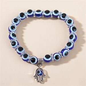 Détail du bracelet en perles Evil Eye bleu avec breloque main de Hamsa en argent poli