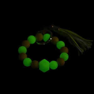 Portachiavi con perline di silicone luminose con perla esagonale e nappa gialla