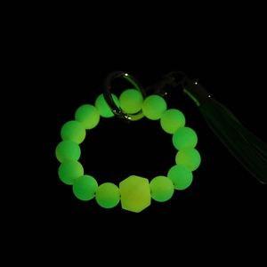 Portachiavi a bracciale con perle di silicone luminose e nappe effetto fluorescente