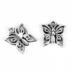 Zwei Schmetterlingsanhänger aus Altsilber mit filigranen Hohlmustern für DIY-Schmuck