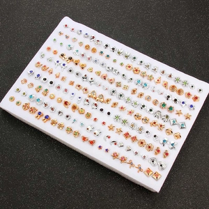 Detailopname van een diverse set oorknopjes met kleurrijke kristallen en diverse vormen