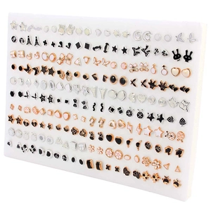 Detailopname van een set gemengde oorknopjes met diverse geometrische en dierenfiguren