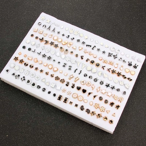 Groothandelsset van 100 paar gemengde acryl en legering oorknopjes met kleurrijke patronen