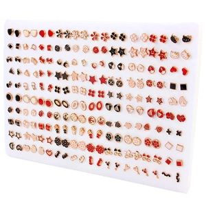 Gedetailleerd assortiment schattige acryl en klei oorknopjes in diverse kleuren