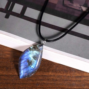 Pendentif en labradorite naturelle en forme de feuille avec reflets bleus irisés