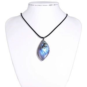 Pendentif élégant en labradorite naturelle en forme de feuille avec reflets bleus et cordon noir