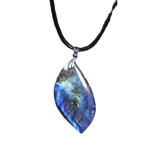 Pendentif en labradorite naturelle en forme de feuille avec reflets bleus et cordon