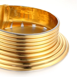 Detail eines gestapelten goldenen Chokers im afrikanischen Stil mit Metallic-Spiegelglanz