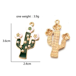 Details van groene cactusbedeltjes met afmetingen 3,6cm x 2,4cm en gewicht 3,9g