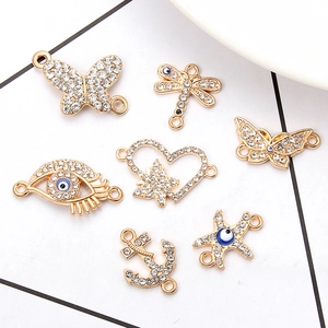 Détail des pendentifs papillon et libellule avec strass pour création de bijoux
