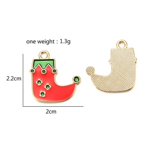 Detailweergave van rode emaille kerstsok hanger met afmetingen en gouden achterkant