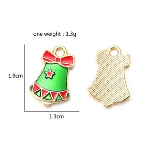 Detailweergave van de 1,9 cm groene emaille kerstbel hanger met rode strik en afmetingen