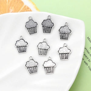 Λεπτομερής όψη από vintage ασημένια μενταγιόν cupcake για σετ κοσμημάτων DIY