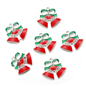 Detailweergave van zes zilveren kerstbelbedeltjes met rood en groen emaille en strassteentjes