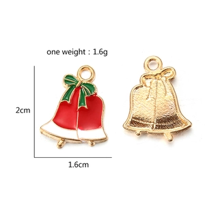 Detail van rode kerstbel hanger met groene strik en afmetingen van 2x1,6cm