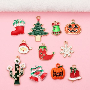DIY Kerst en Halloween emaille bedeltjes assortiment voor sieraden op roze achtergrond