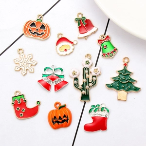 Feestelijke emaille bedeltjes met Kerstman en kerstboom voor DIY-sieraden maken