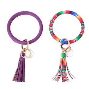 Detailansicht der lila Leder- und farbenfroh gewebten Schlüsselring-Armbänder