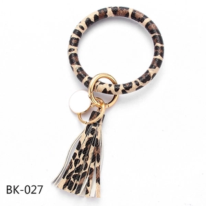 Detailansicht von Schlüsselanhänger aus PU-Leder mit Leopardenmuster und Fransenquaste