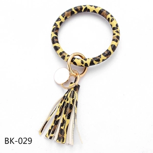 Detailansicht des Schlüsselanhängers aus PU-Leder mit Leopardenmuster, Quaste und Goldring