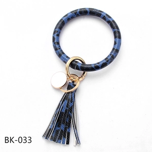 Detailansicht des PU-Leder Schlüsselanhängers mit blauem Leopardenmuster und Quaste in Gold