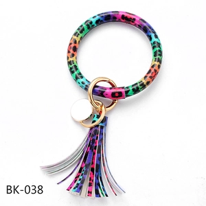 Nahaufnahme von PU-Leder O-Ring Schlüsselanhänger mit Regenbogen-Leopardmuster und Quaste
