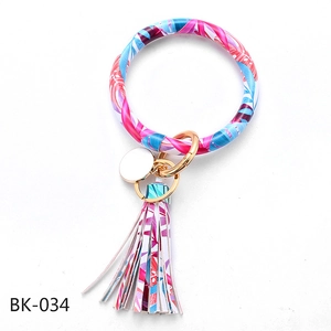 Detail eines PU-Leder Schlüsselanhänger-Armbands mit bunten tropischen Blattmustern