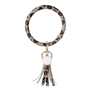 Detailansicht der Leopard-PU-Leder-Schlüsselanhänger-Armband mit rundem Tag und Quaste
