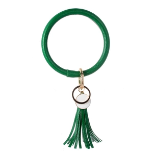 Detail von grünem PU-Leder Armband Schlüsselanhänger mit Goldring und Quasten