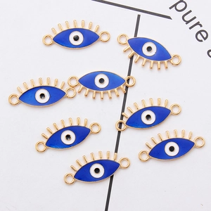Détail de breloques œil bleu doré avec cils pour la fabrication de bijoux DIY