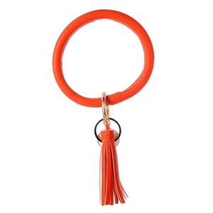 Detailansicht eines orangefarbenen PU-Leder-Armband-Schlüsselanhängers mit goldener Öse
