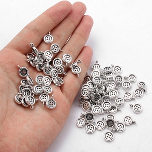 Detail van de vintage zilveren knoopbedel met vier gaten voor het maken van sieraden