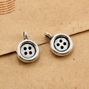 Macro-opname van twee zinklegering knophangers voor het maken van DIY-sieraden en ambachten