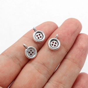 Detailweergave van antieke zilveren knoopbedels voor het maken van sieraden