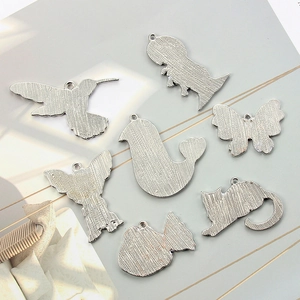Flache Darstellung von silbernen Tieranhängern mit Vögeln, Fischen und Katzen für DIY Schmuck