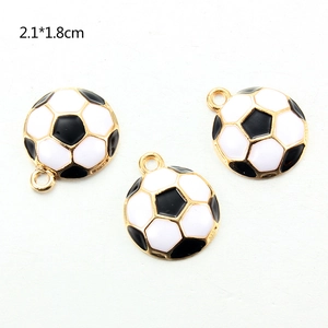 Dettaglio del ciondolo a pallone da calcio in smalto e lega dorata con misura 2,1x1,8 cm