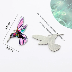 Detailansicht der farbenfrohen Kolibri-Anhänger mit Emaille-Finish und Größenangabe