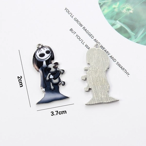 Detailansicht der Vorder- und Rückseite des 3,7 cm großen gotischen Emaille-Anhänger-Sets