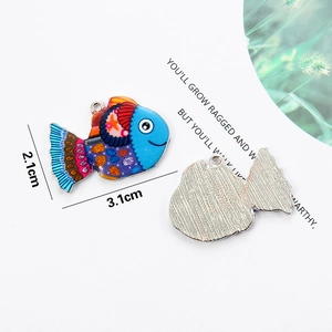 Vorder- und Rückseite eines Fisch-Anhängers mit farbiger Emaille und Silber-Textur