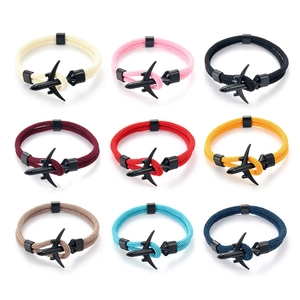 Set de neuf bracelets en paracorde avec pendentifs avion noir mat de style minimaliste