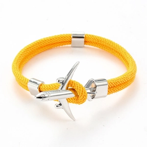 Vue détaillée du bracelet paracorde jaune avec boucle en alliage argenté en avion