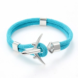 Détail du bracelet en paracorde bleue avec charm avion argenté et boucles métalliques