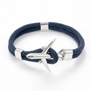Vue détaillée du bracelet en paracorde bleu marine avec fermoir en forme d'avion