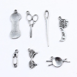 Détails de 7 breloques de couture en alliage argent antique avec ciseaux, aiguille et mètre