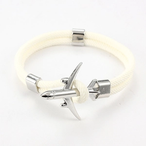 Détail du bracelet en paracorde blanche orné d'un pendentif avion en argent poli brillant