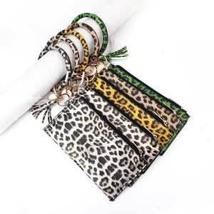 Set van luipaardprint PU-leren polsband sleutelhangers met ritszakjes en kwastjes