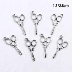 Détail de sept pendentifs en ciseaux argent antique en alliage mesurant 1,3 par 2,8 cm