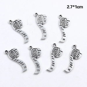 Vue détaillée de 7 breloques mètre ruban en argent vieilli, dimensions 2,7x1cm incluses