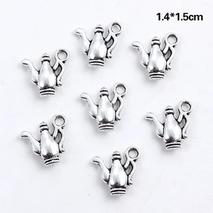 Dettaglio macro di ciondoli a teiera in argento antico da 1,4x1,5cm per gioielli fai da te