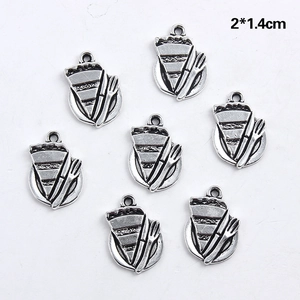 Dettaglio dei ciondoli a forma di fetta di torta in lega per gioielli DIY 2x1,4cm
